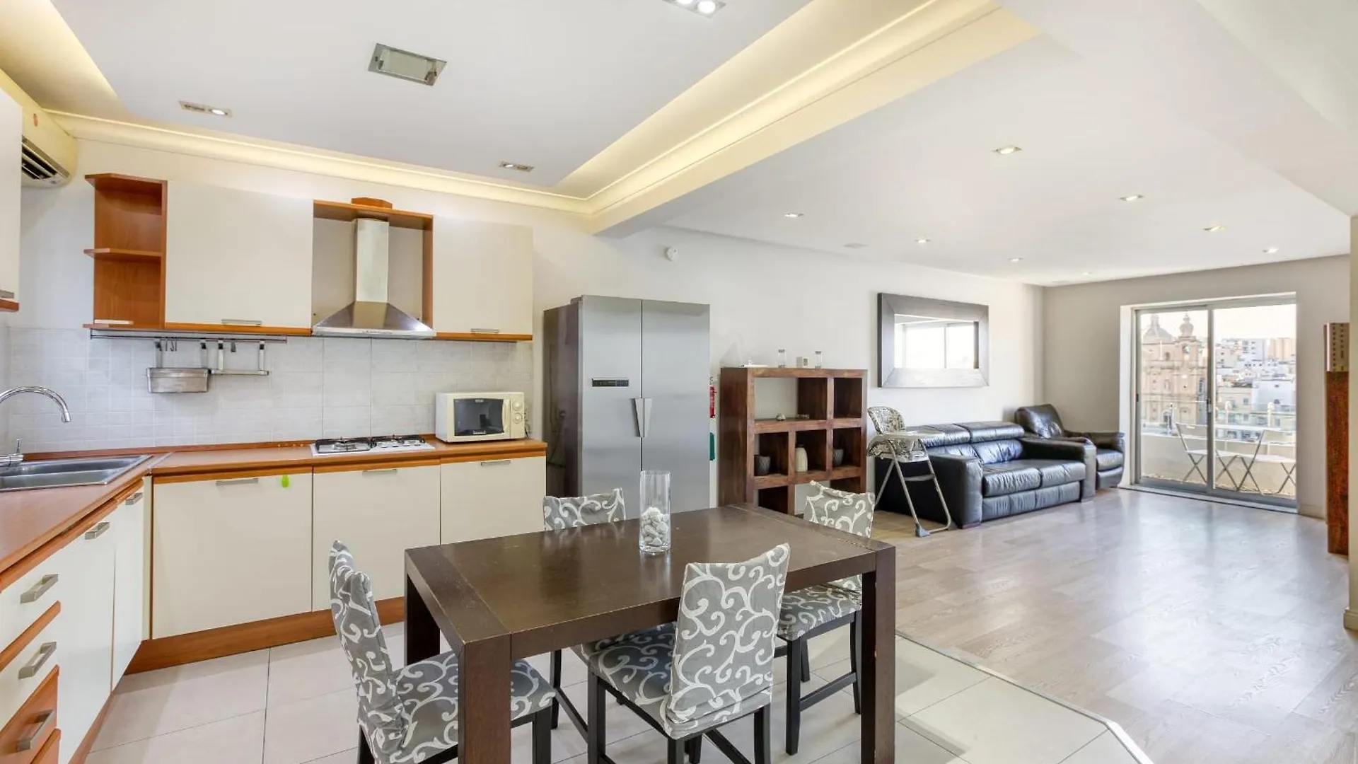 Seafront Apartment-Hosted By Sweetstay Pieta Apartment